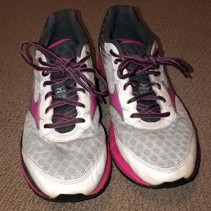 MIZUNO waverider sneakers size 9.5